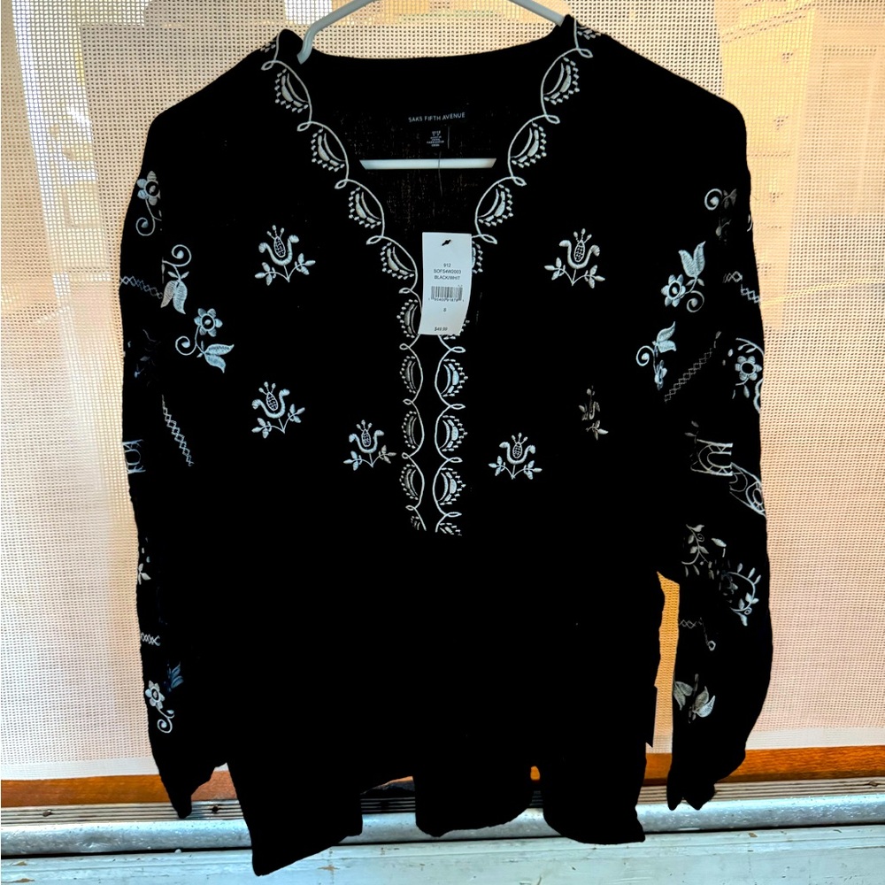 Super cute flowy top, NEW WITH TAGS 
SAKS
